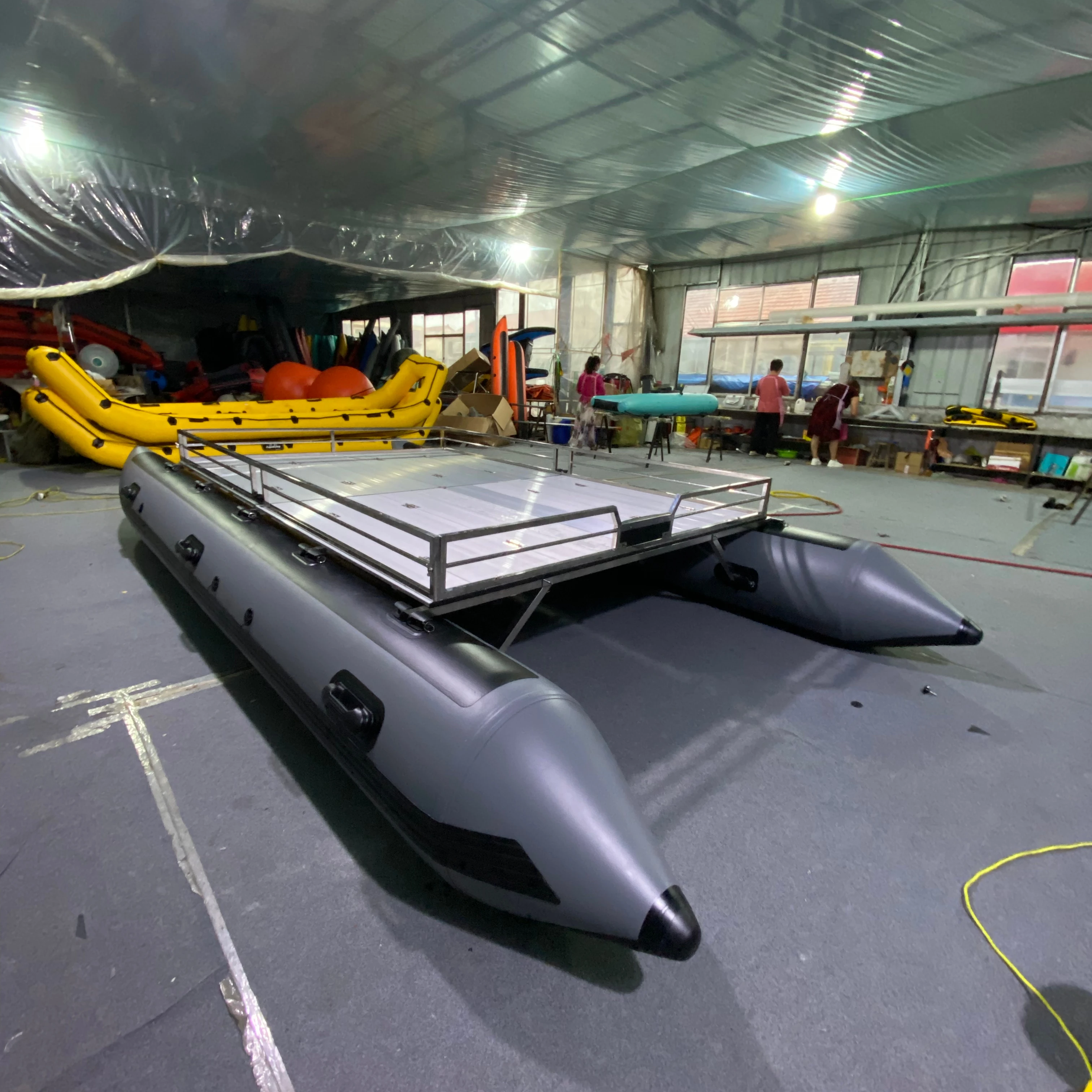 

Надувная лодка-катамаран из ПВХ длиной 5 м с мотором для серфинга и рыбалки, для активного отдыха на природе. Акция!