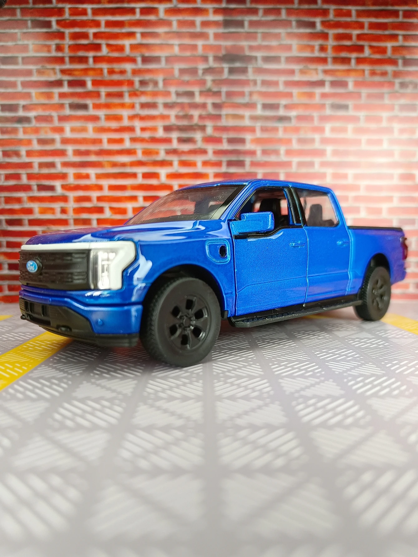 

CCA 1:36 Ford F150 new energy 2022 alloy car model decoration door can be opened with acousto-optic pull back children's toy car
