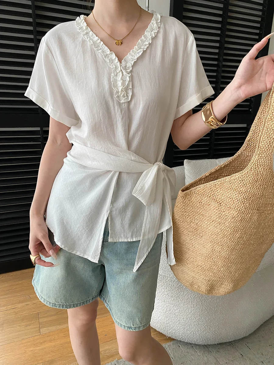 Sommerliches Damen-Shirt in unifarbenem Design mit V-Ausschnitt, Bördelkante und Taillenband, Kurzarm – Detail 18