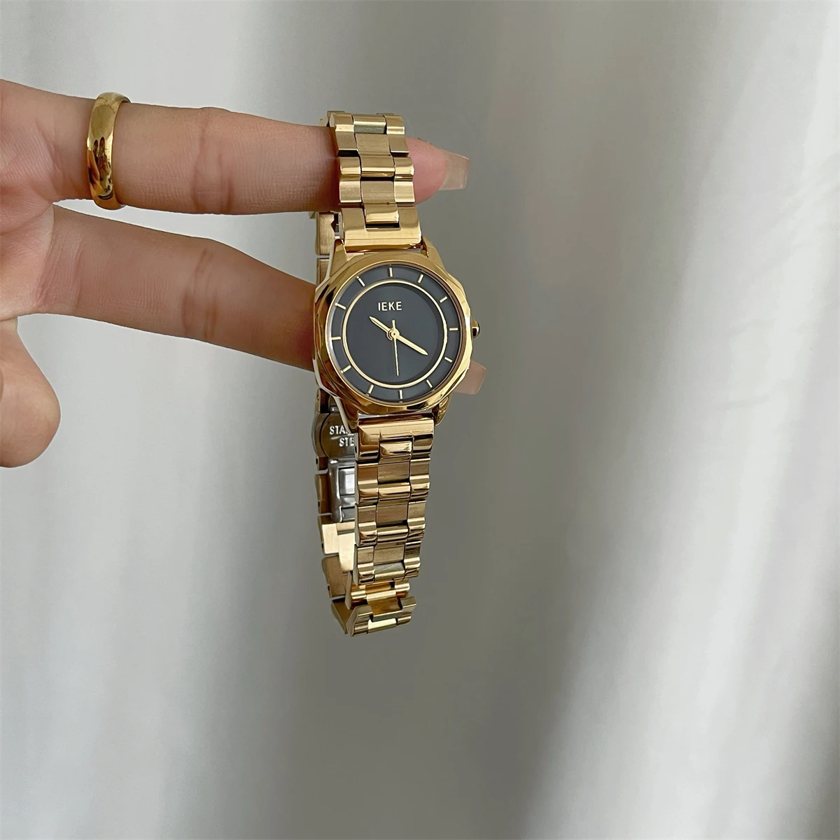 

Korean Style Retro Black And Gold Steel Strap Fashion Women'S Watch, Simple And Elegant Round Dial Watch, Women'S Gift.