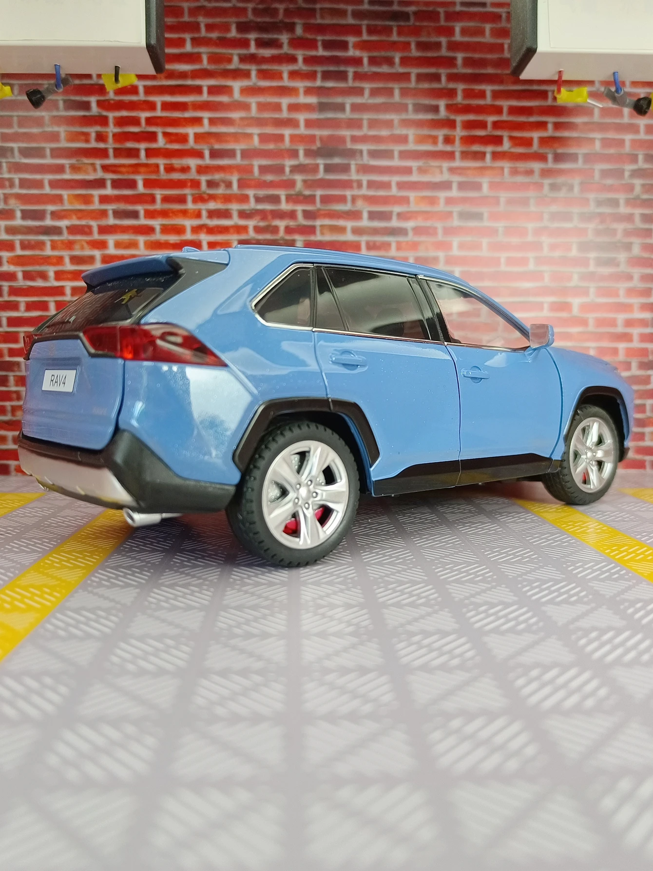 

1:24RAV4 alloy car model ornaments collection The doors on both sides can be opened has simulated sound and lighting functions