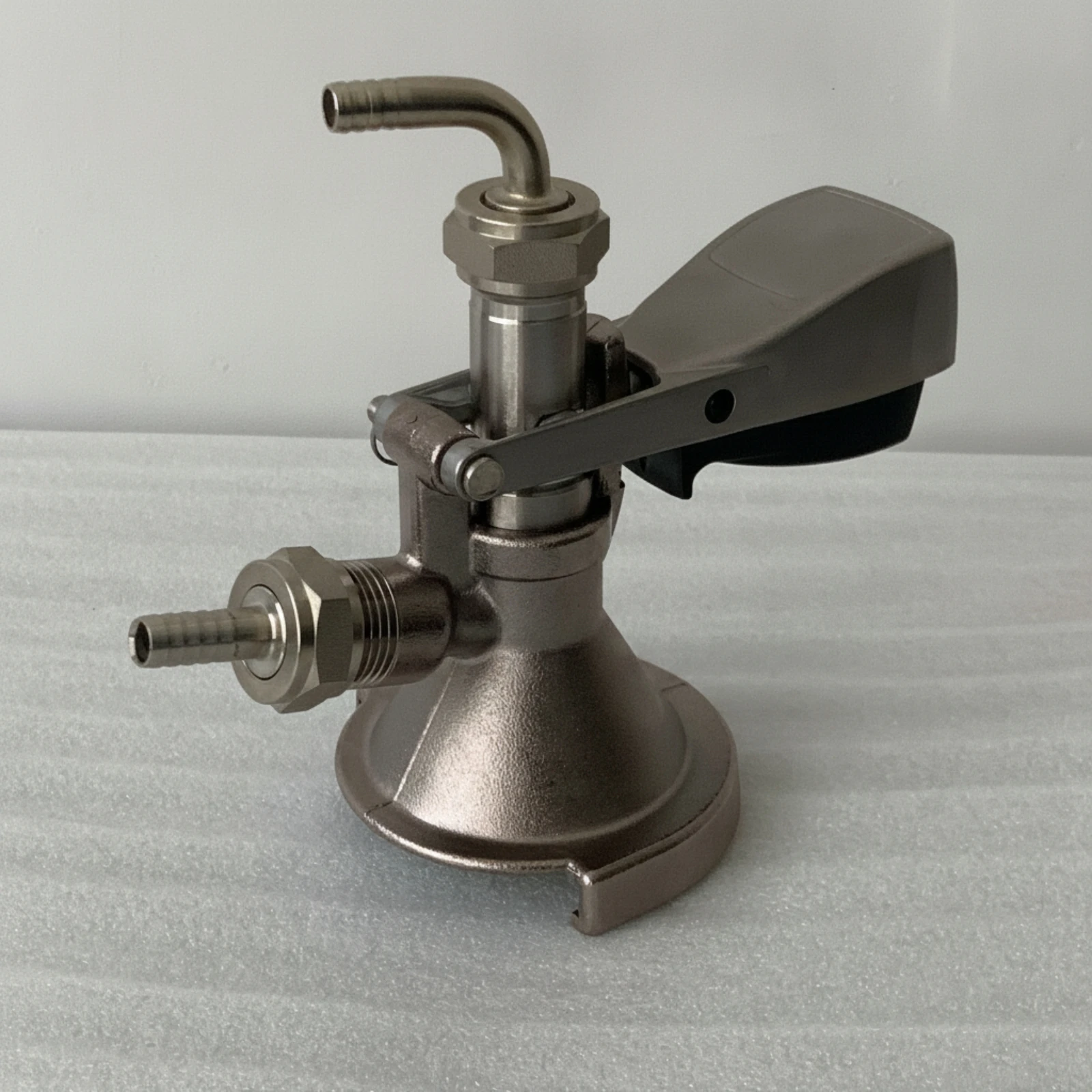 Heavy Duty Upright Beer Splitter with Lever Handle Dispensing Connector for Home Draft Bar