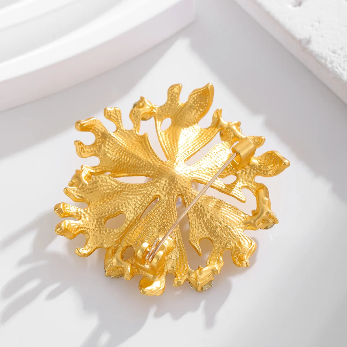 Flower matte electroplated pearl rhinestone brooch, fashionable retro clothing accessory brooch