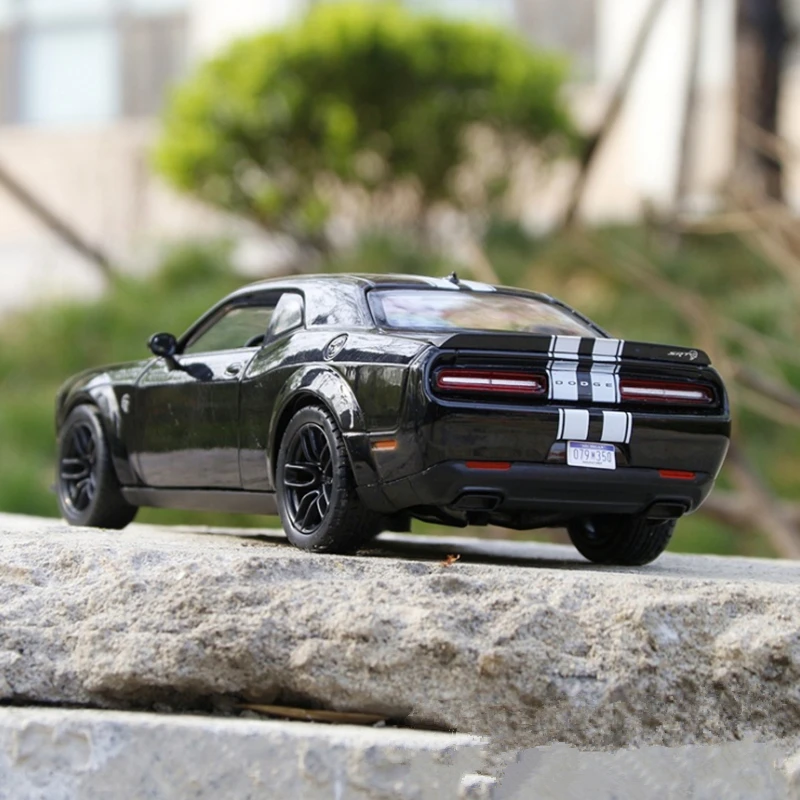 Modèle de voiture de sport en alliage DODGE Challenger Hellcat SRT, jouet de simulation en métal moulé sous pression, collection de modèles de