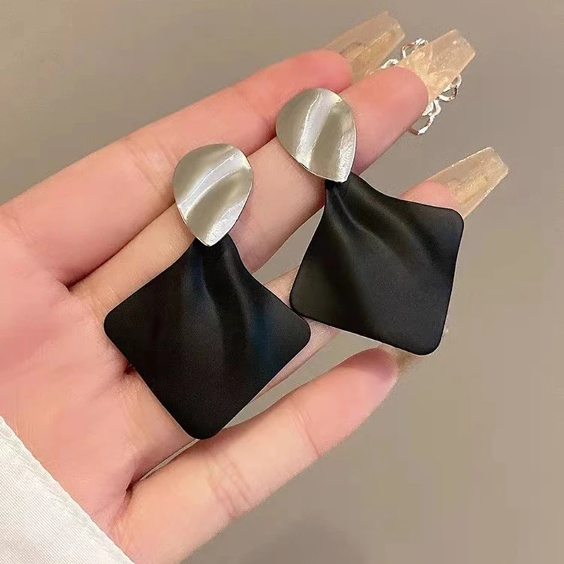 Retro Fold Black Rhombus Dangle Earrings for Women Metal Wave Water Droplet Drop Earrings Party Trendy Geometry Jewelry