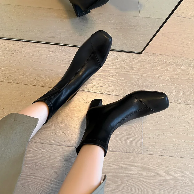 Arden Furtado 2024 Autumn Cowhide Short boots Square-head Back zipper Chunky heels Modern boots Simple style Large size boots