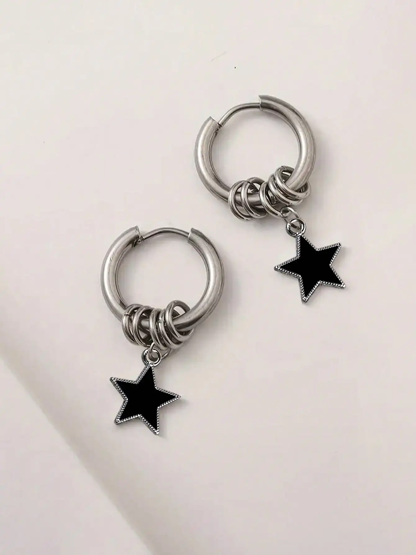 1 Paar Punk-Stern-Ohrringe aus Edelstahl, geeignet als modisches Accessoire für den täglichen Gebrauch von Frauen. – Detail 1