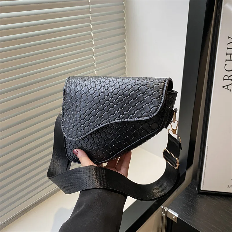 

Texture 2026 new trendy retro personalized woven pattern large capacity fashionable single shoulder armpit crossbody saddle bag