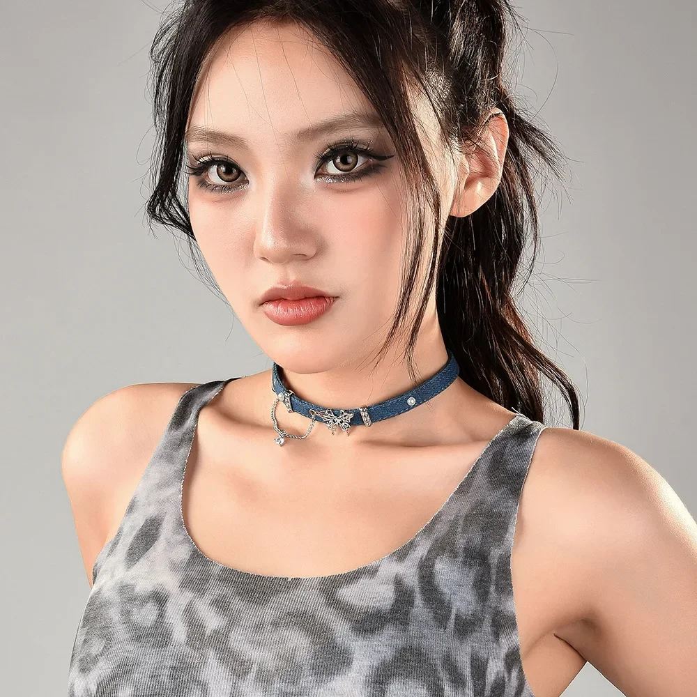 Catena al collo a forma di cuore della serie denim con nappa a farfalla, catena al collo blu retrò, anello al collo della clavicola, collare di abbigliamento alla moda