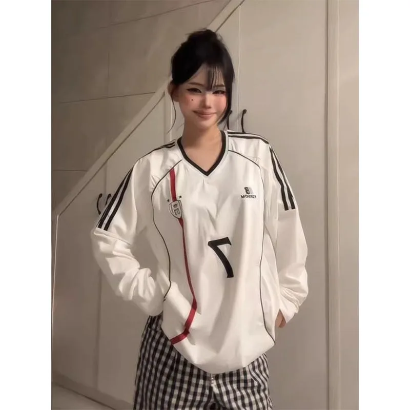 تي شيرت نسائي بأسلوب رياضي أمريكي، فضفاض وعصري لفصل الربيع، بأكمام طويلة وياقة على شكل V، بألوان متباينة وحجم كبير، مناسب للأ...