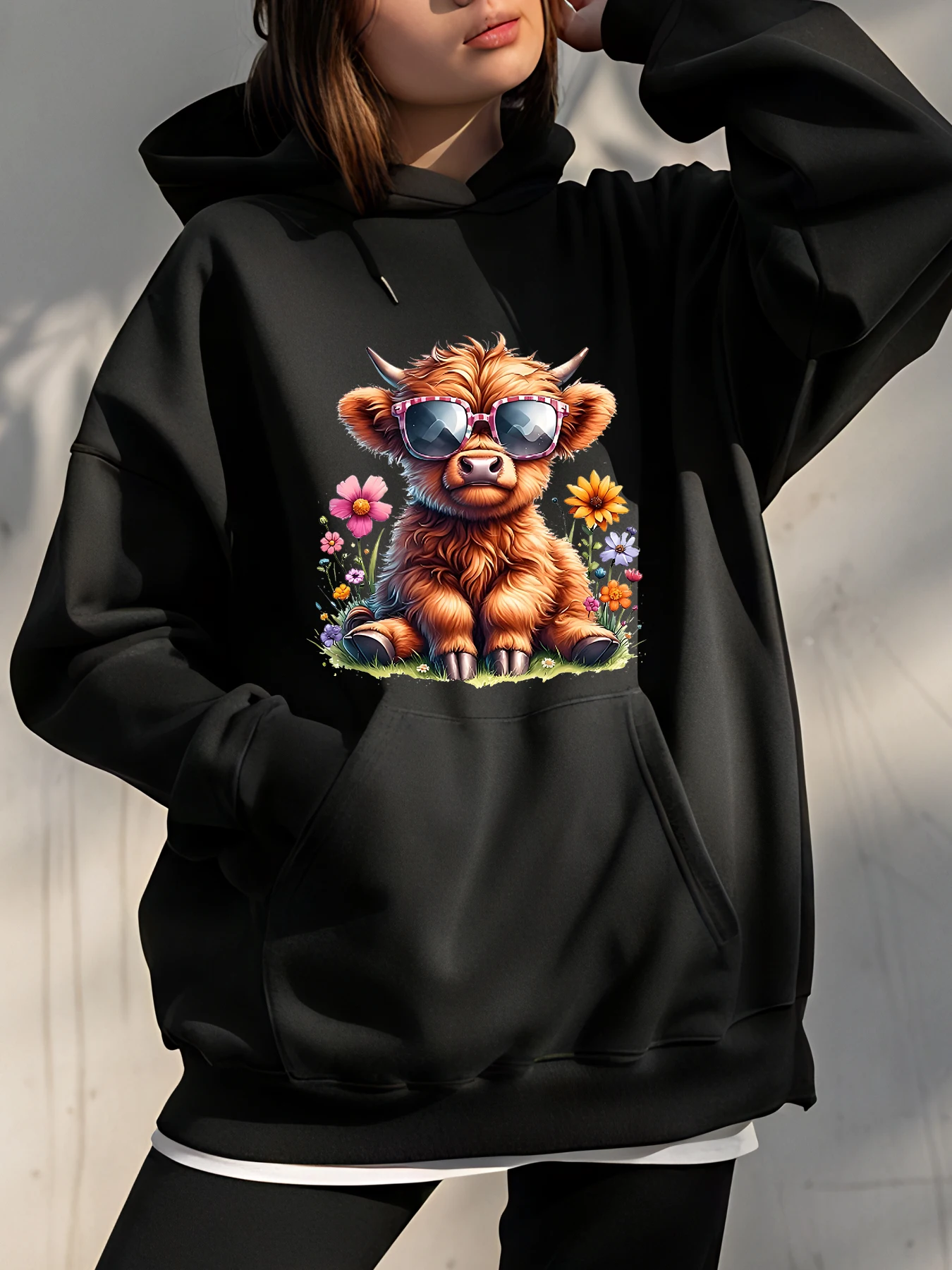 

Милый бык с солнцезащитными очками, толстовка с цветочным дизайном, женская уличная сцена