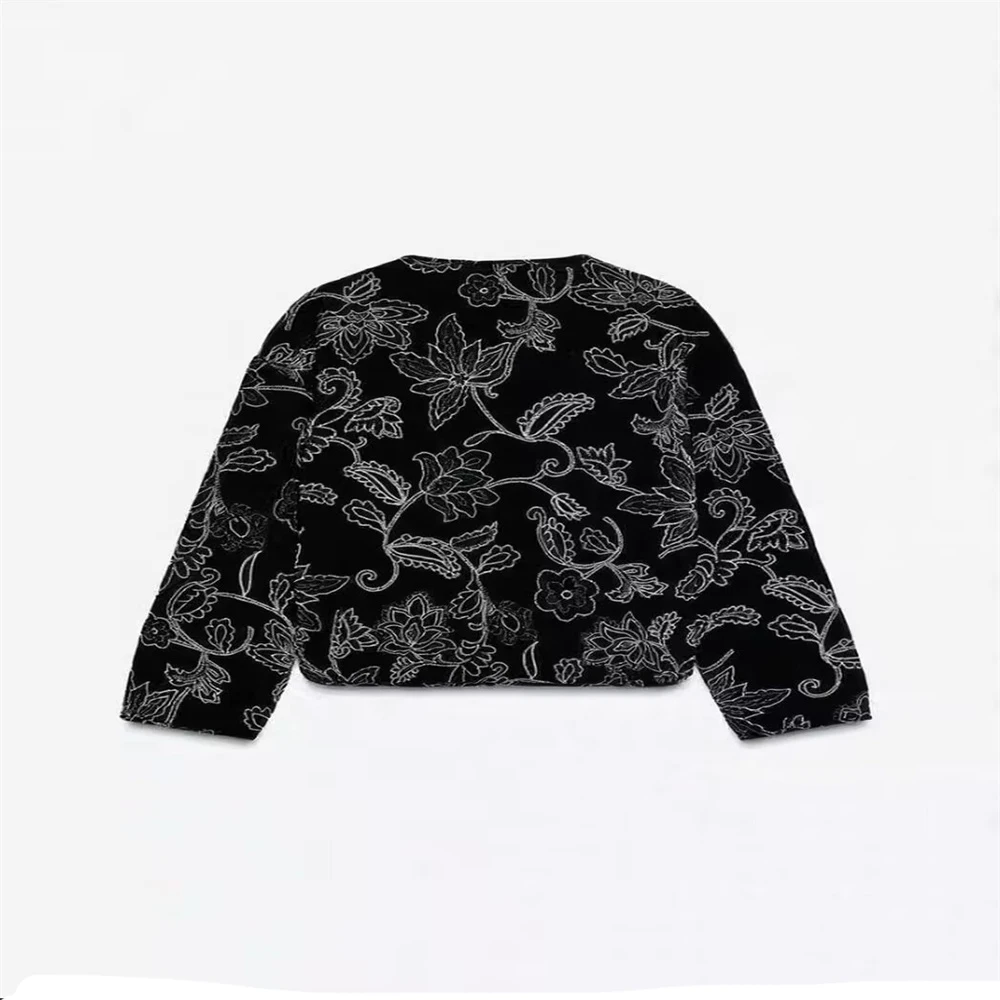 เสื้อแจ็คเก็ตผู้หญิงสไตล์ยุโรปและอเมริกาสำหรับฤดูใบไม้ร่วง คอทรงกลม แขนยาว มีกระเป๋า แต่งลายปัก