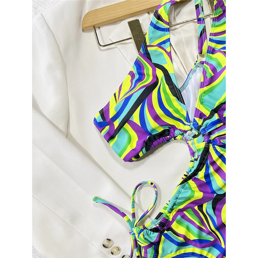 Asymmetrischer, bedruckter, ausgeschnittener, einteiliger Badeanzug mit einem Schulterträger für Damen, Badebekleidung, Monokini, gepolsterter Badeanzug, Badeanzug, Modell V4276. – Detail 10