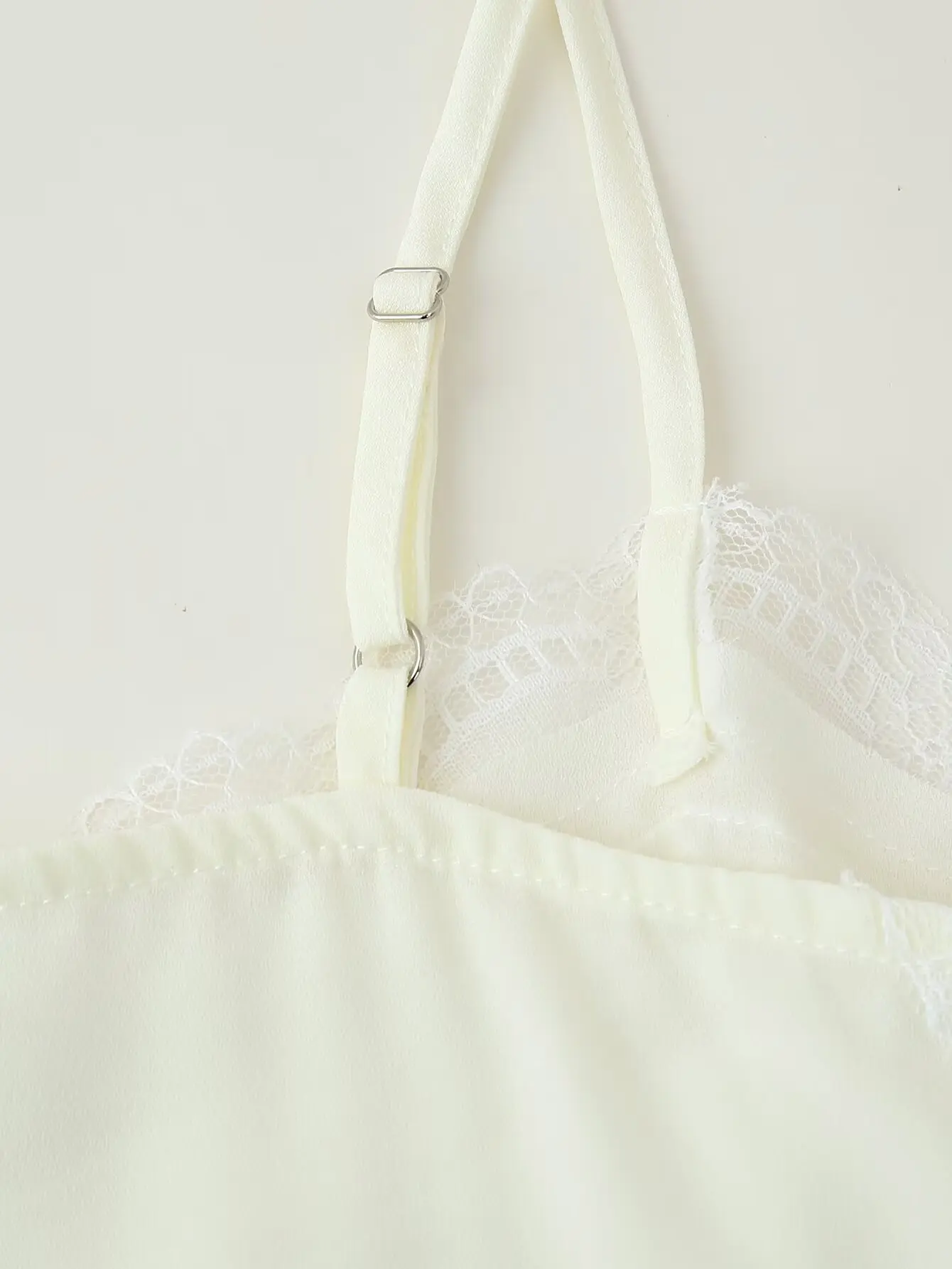 Dameskleding 2025, zomer nieuw product Europese en Amerikaanse stijl Franse mode, eenvoudig kant gesplitst ​ ​ jarreteltopje met split