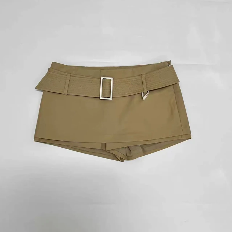 

High-waisted work pants for women with wide belt and A-line skirt design. Stylish hot pants for curvy girls for casual wear.