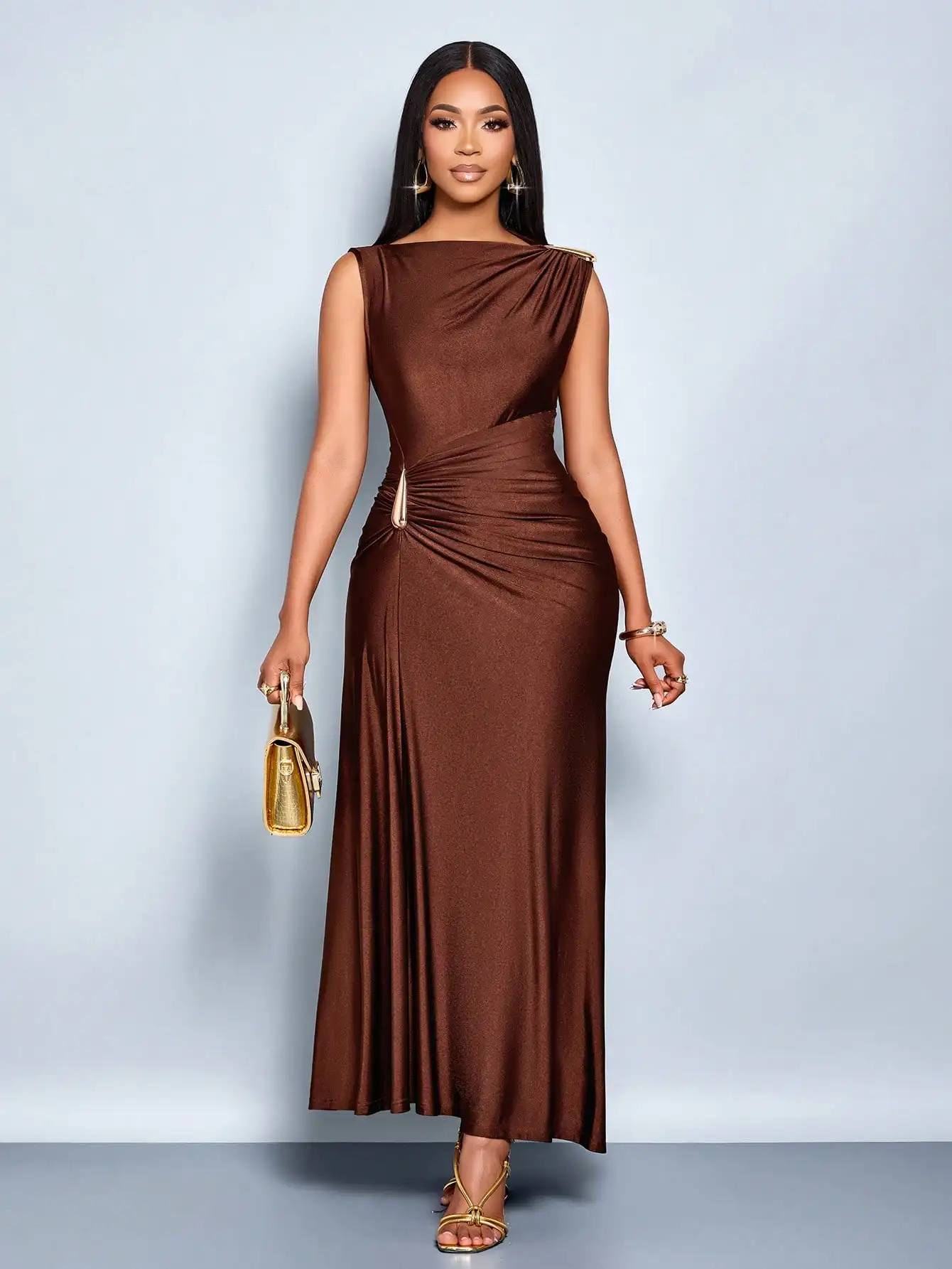 

Элегантное однотонное коричневое облегающее макси-платье с металлическими акцентами для вечерних или торжественных мероприятий