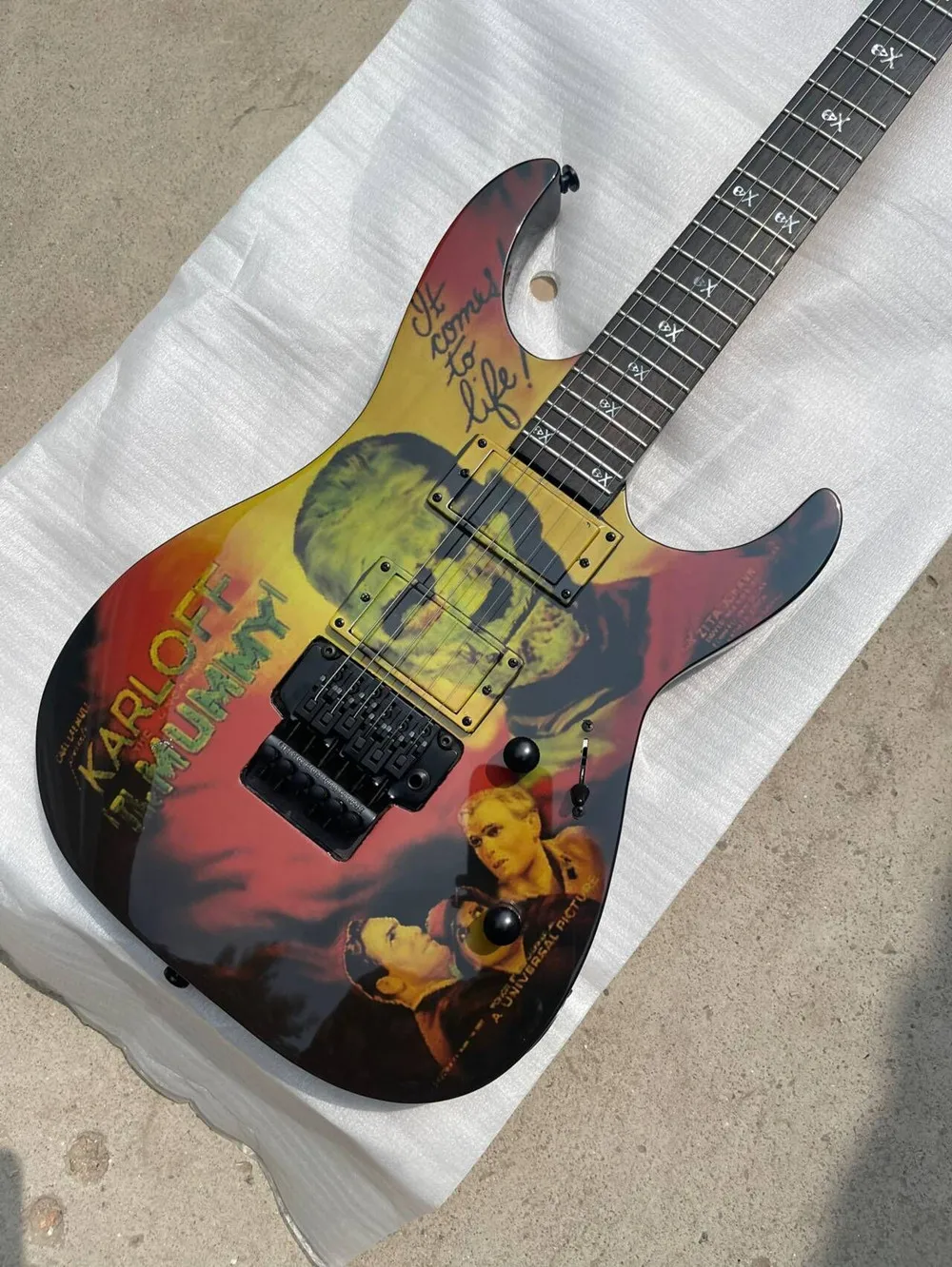 Natural Wood 6 Strings Electric Guitar with Black Hardware, Rosewood Fretboard, Provide Customized Service