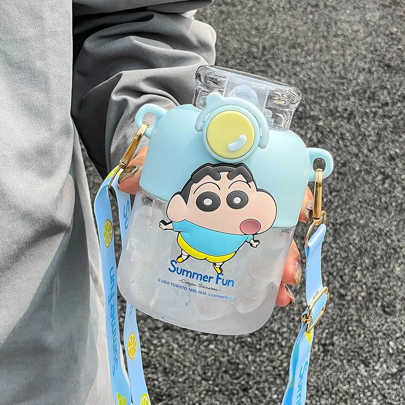 MINISO Cartoon Large Capacity Crayon Shin-chan Childrens Plastic Water Cup Strap Straw Pot Cute Ornament Collection Holiday Gift