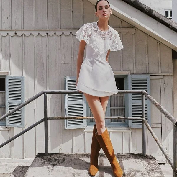 Eleganckie białe koronkowe mini sukienki z wysokim dekoltem, krótkim rękawem, dwuwarstwowymi falbanami, na imprezę, wesele, w stylu boho chic, letnia suknia, rozmiar plus size.