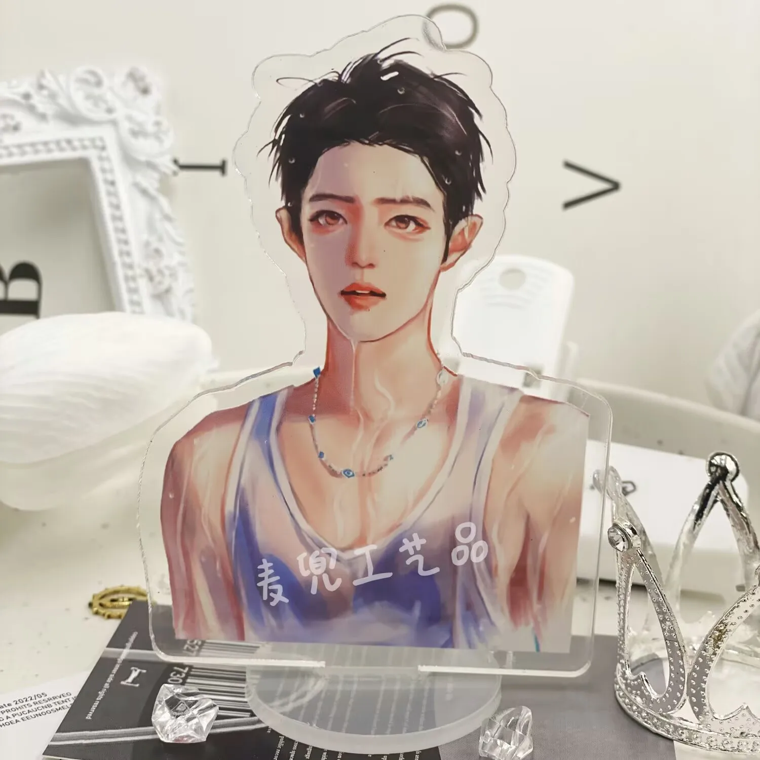 セクシーで濡れた体をしたスター、シャオ・ザンが、漫画を原作にしたファン応援サインのテーブルに最新の誕生日プレゼントをプレゼントします。