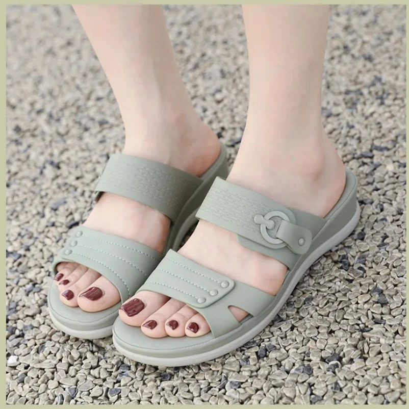 2025 женские сандалии на танкетке 4 см, летние слипоны с круглым носком и заклепками, милые модные тапочки большого размера, богемная женская обувь