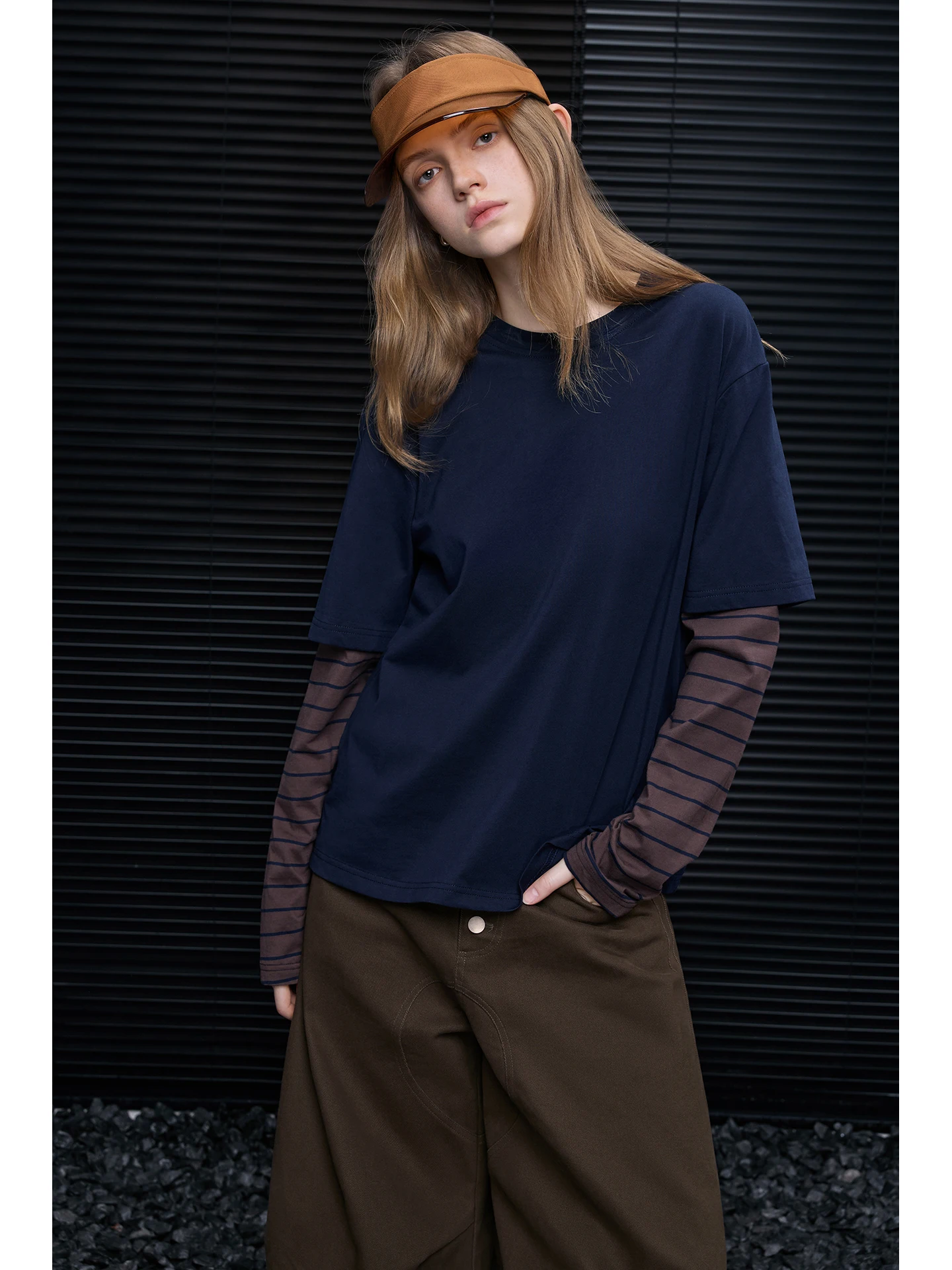 

Женская футболка из чистого хлопка с длинным рукавом, весна 2026, ранний сезон, новинка, повседневный дизайн в полоску, уникальная универсальная уличная одежда