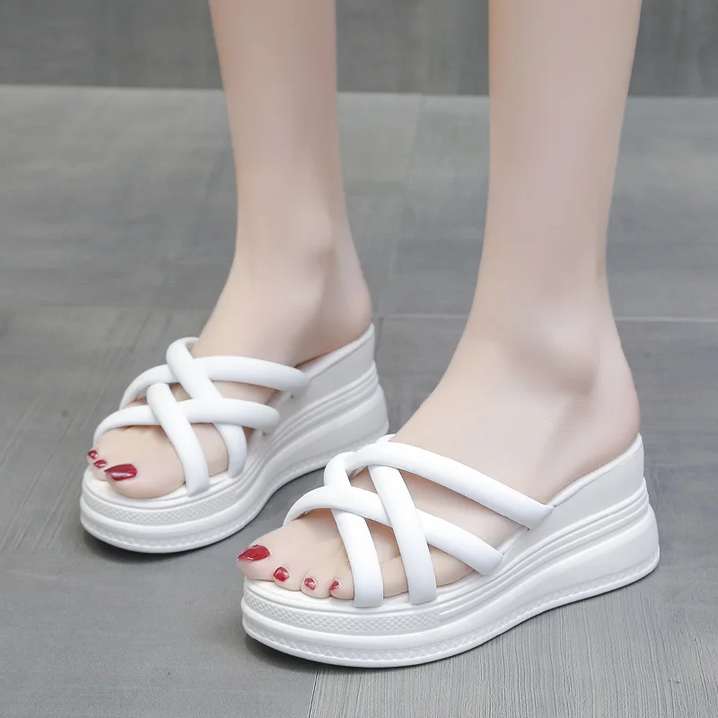 2024 New Summer Style Fashionable Comfortable and Versatile Casual Sandals Wear-resistant Bright Leather Wedge-heeled Slippers