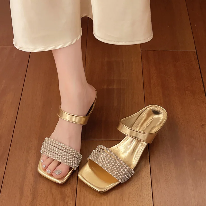 

Летние женские босоножки с открытым носком 2025, блестящие внешние модные тапочки с острым носком, элегантные шлепанцы на высоком каблуке 6,5 см