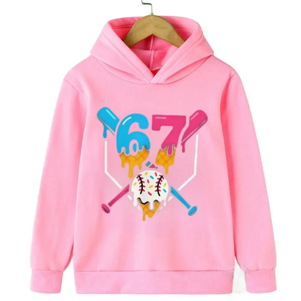 67 Grin Gang Hoodie: Kid's Cozy Star - Six's Cheerful Grin Seven's Sparkle، نسيج أزرق ناعم، كارتون رائع. مثالية لتاريخ اللعب #6