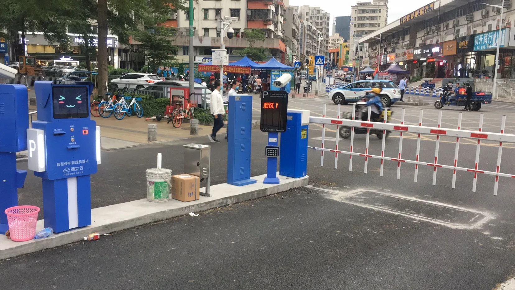 Manual Toll Gate Barrier For Parking Lot System Remote Control Solar Power Car Parking Barrier Equipment Management System