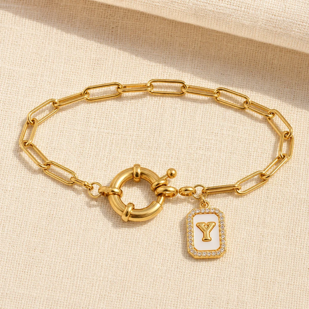 Initial-Charm-Buchstaben-Paperclip-Kettenarmband, vergoldet, für Damen und Herren, mit Knebelverschluss und Zirkonia-Anhänger, für Feiertage und Partys – Detail 3