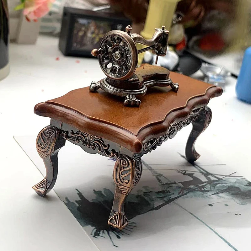 Mini máquina de coser en miniatura de aleación, escala 1:12, decoración artesanal para casa de muñecas, regalo, 1 ud.