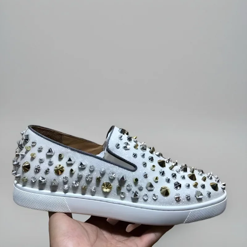 Luxo baixo superior sapatos de fundo vermelho para homens formadores cravado branco glitter couro genuíno ouro prata forma rebites apartamentos tênis