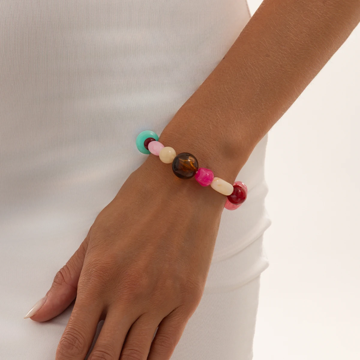 Ingemark Elegantes, farbenfrohes Armband aus Acrylharz mit Perlen für Damen, süßes, trendiges, elastisches Charm-Armband, Y2K-Schmuckaccessoires – Detail 1