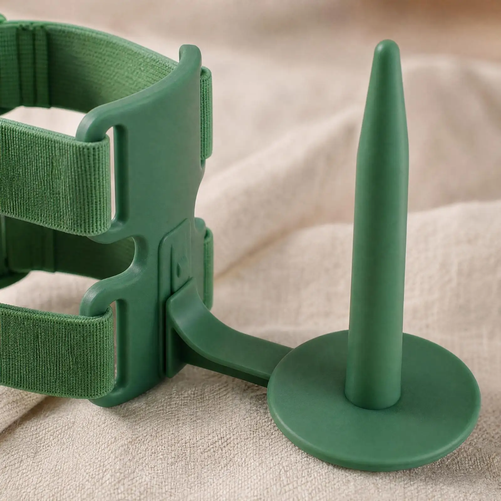 Arm Yarn Holder with Rotating Spindle Lightweight Arm-Mounted Yarn Holder for Knitters, Crocheters, Travel