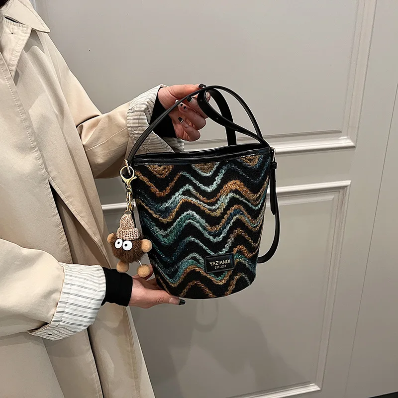 Mini bolso de cubo de gran capacidad para mujer, bandolera de hombro de tela de lana, diseño Retro de moda, combina con todo