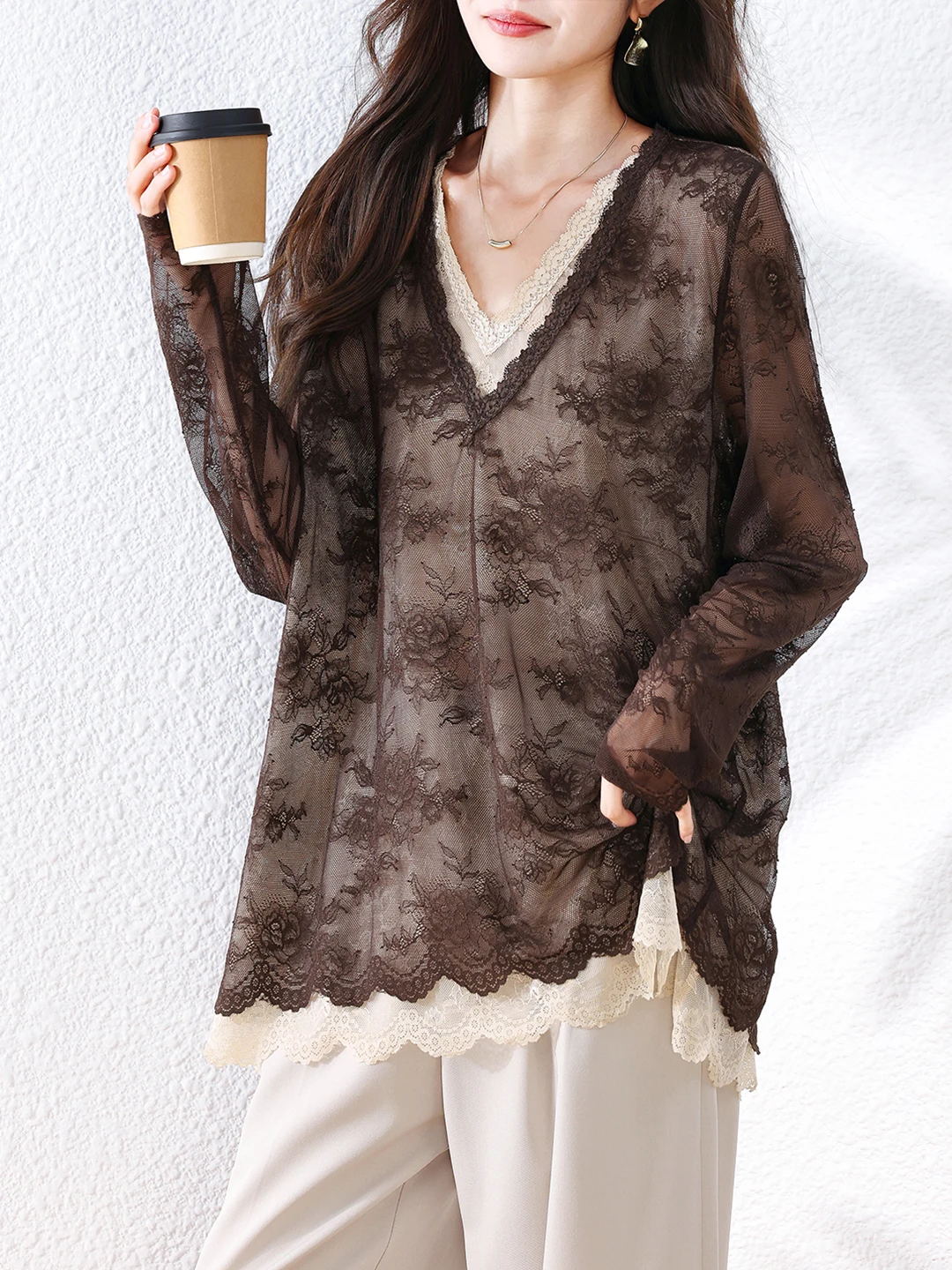 Slimming Lace Patchwork Long Sleeve T-Shirt Women's Autumn Fashion Design Sense Tailend Stock 2026 New Style V-neck Top