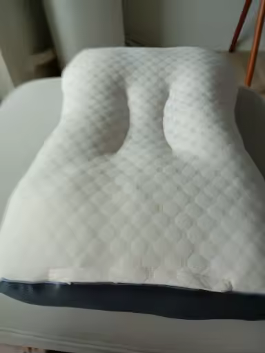 Detalle del hueco cervical de la almohada TheraComfort - reseña 3