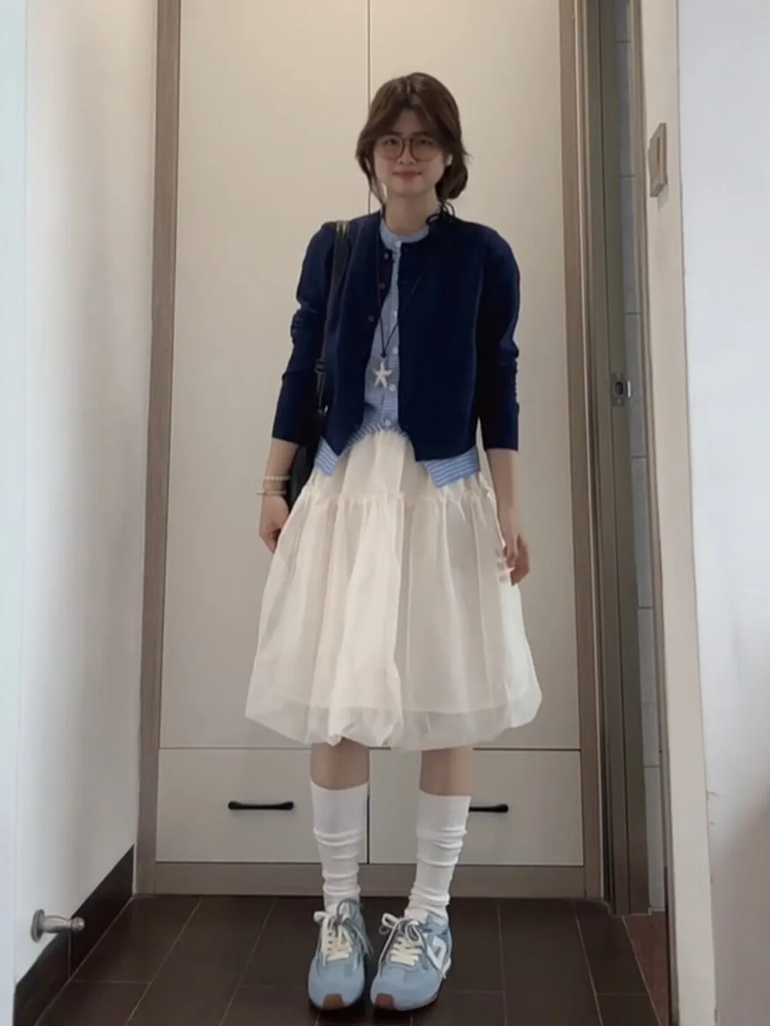 

Весенний женский комплект 2026: юбка и топ с длинным рукавом в нежном стиле, удобный крой, молодежный модный образ