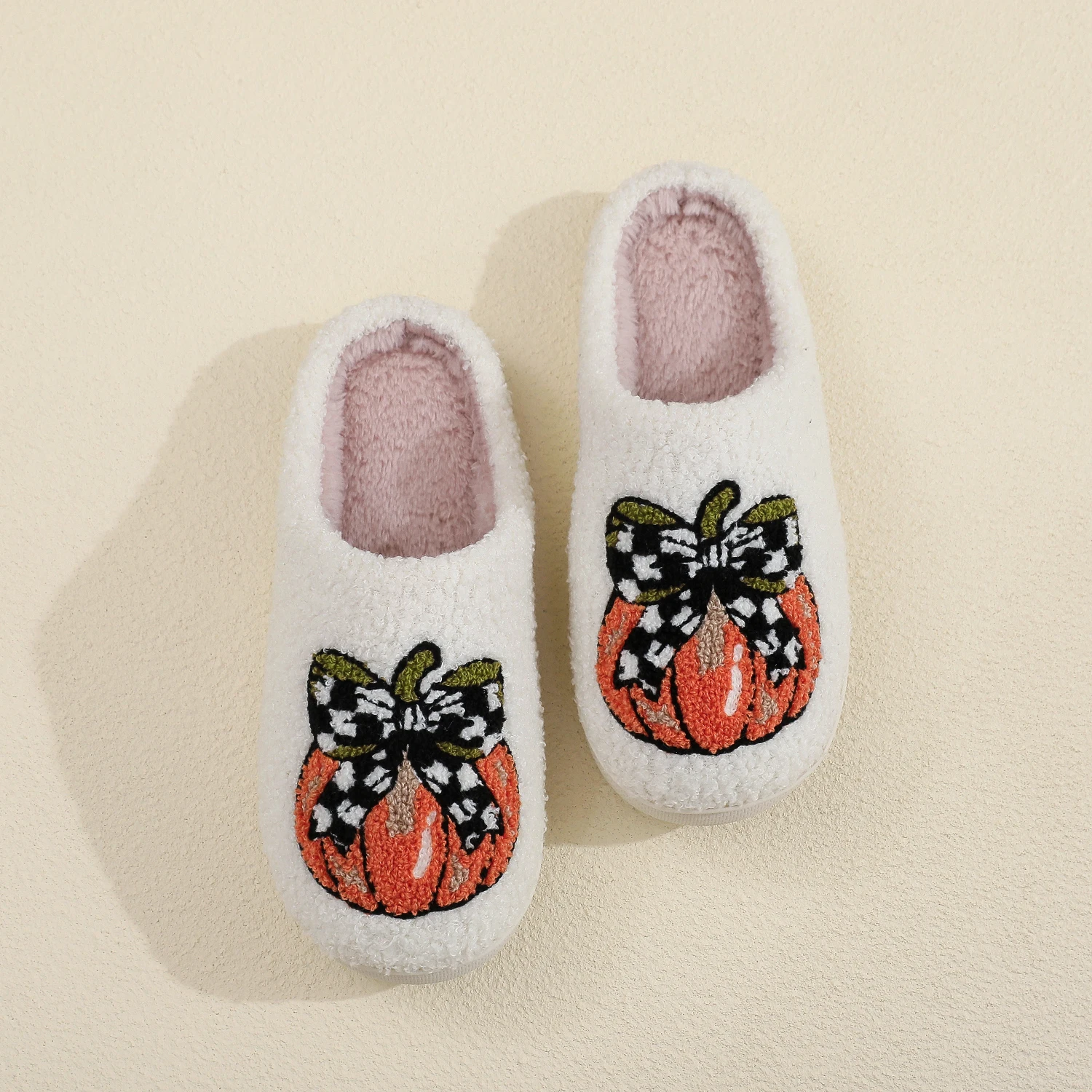 Autumn Atmosphere Plush Cotton Slippers with Pumpkin Bow Embroidery, Warm Indoor Home Slippers for Autumn and Winter, Soft-Soled Non-Slip Home Wear, Cute Halloween-Themed Embroidery Design, Full of Ambiance, Perfect as a Halloween Holiday Gift, Suitable for Personal Use and as a Gift