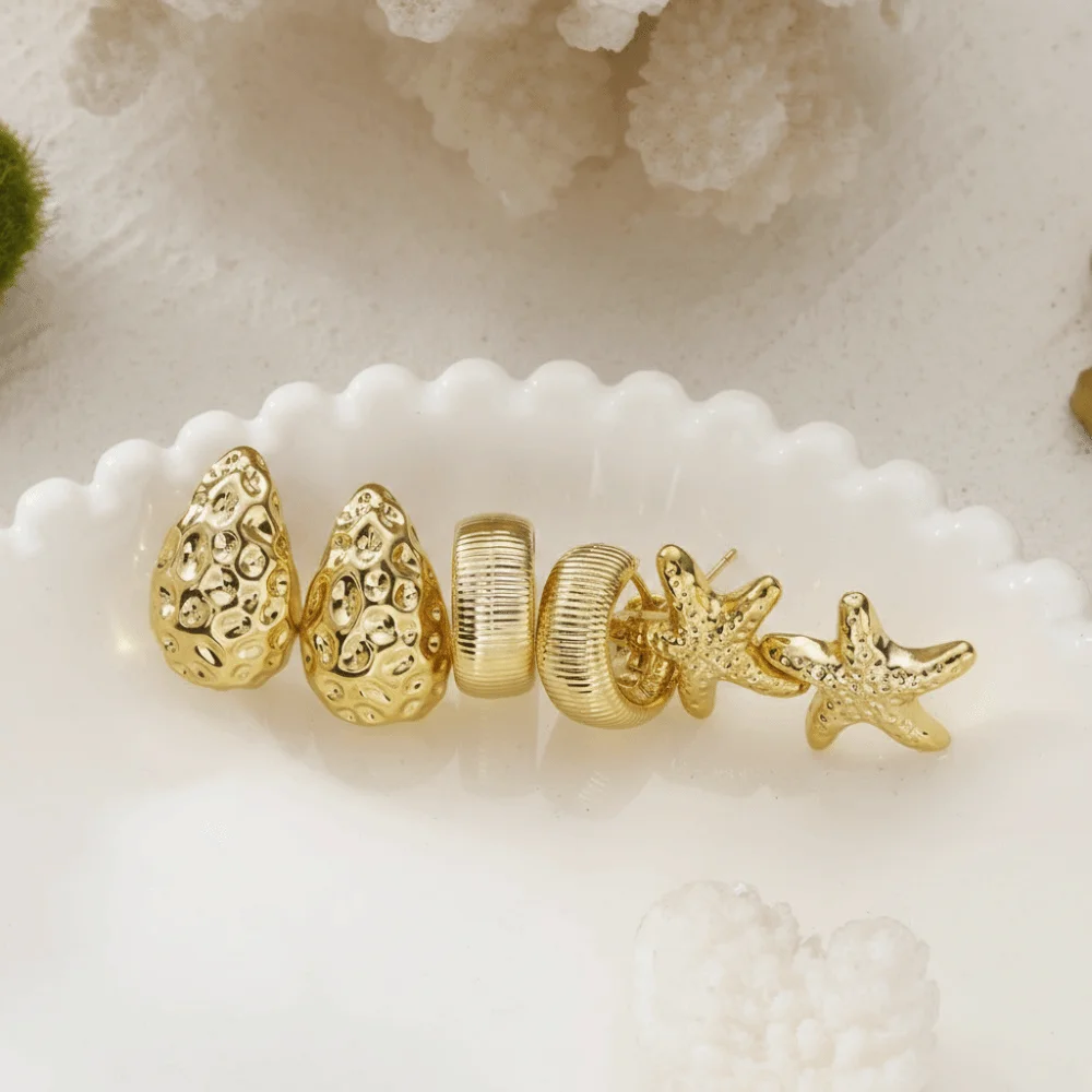 Einfache goldene Seestern-Ohrringe, strukturierte Seestern-C-förmige Ohrringe, Set mit Wassertropfen-Beschichtung, Muschel-Hängeohrringe, Urlaub – Detail 4