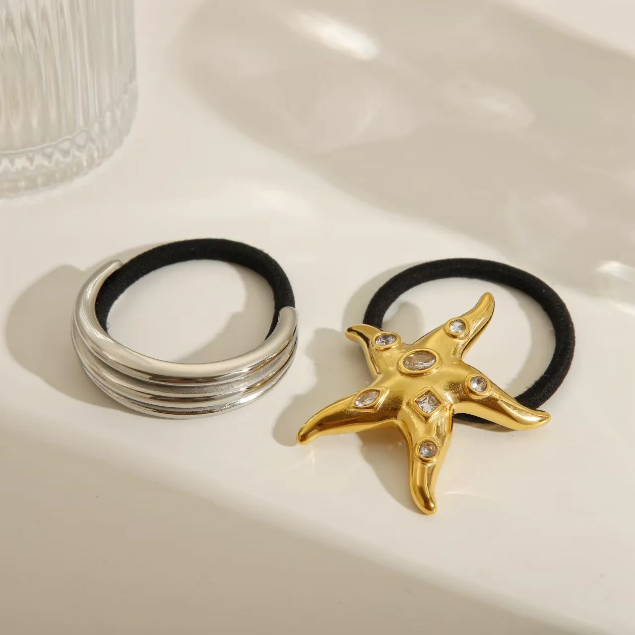 رباط شعر على شكل ذيل حصان مرن أسود لامع ومطلي بالذهب عيار 18 قيراط - إكسسوار شعر أنيق للاستخدام اليومي