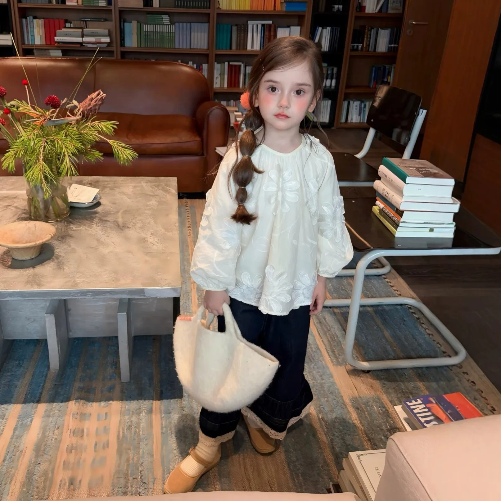 Girls' Autumn 26 New Sweet Flower Embroidered Doll Sleeve Shirt Girl Treasure Lace Jeans Two Piece Set