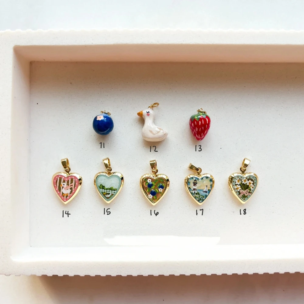 Vielseitiger, modischer Anhänger im ländlichen Stil mit Blaubeeren- und Rosenmotiv zum Selbermachen für Schmuck. – Detail 3