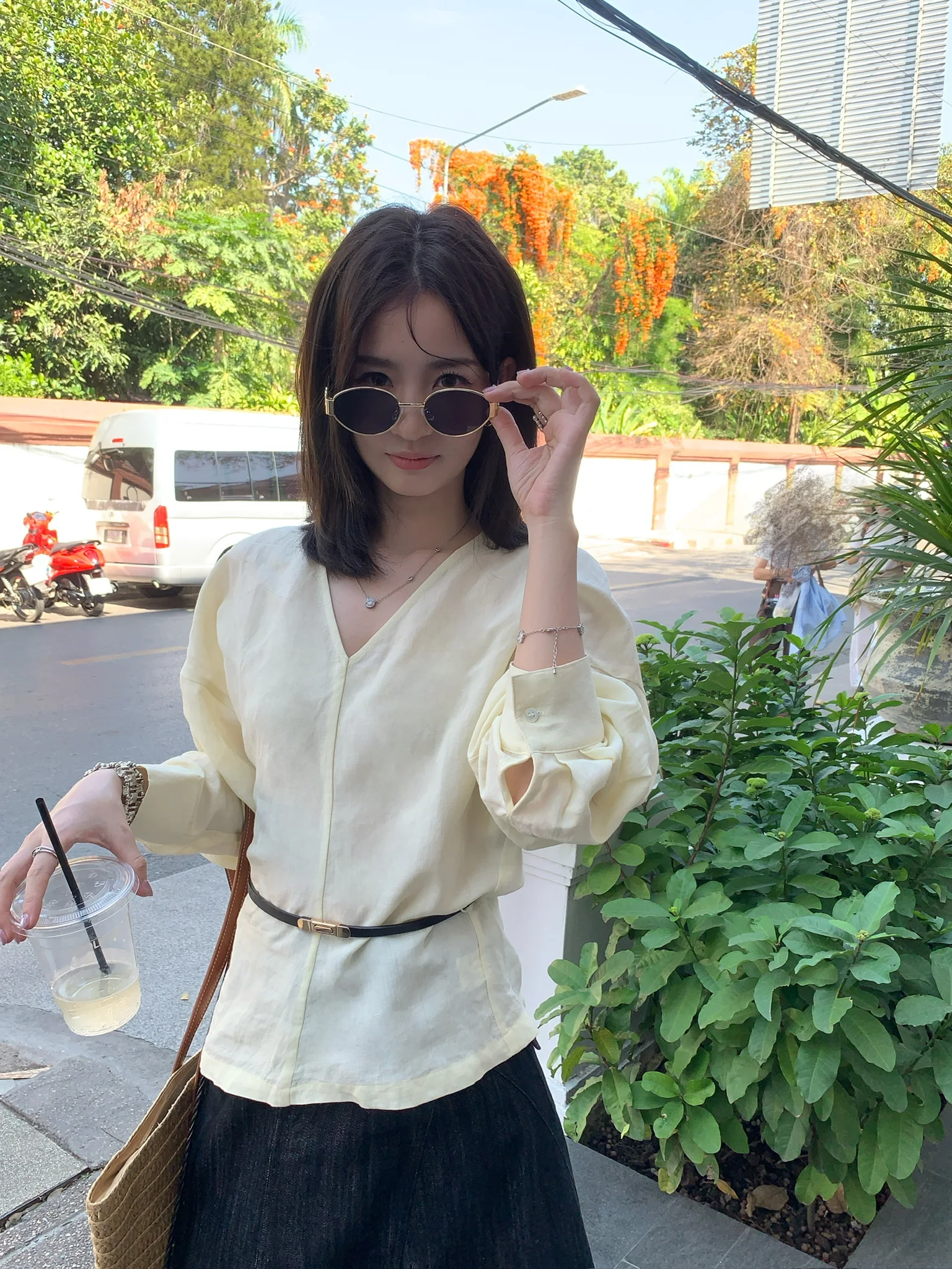 

Женская рубашка Lilian с длинным рукавом, V-образным вырезом, поясом на талии, модная, в стиле "сладкий и пикантный", дышащая, удобная, приятная для кожи.