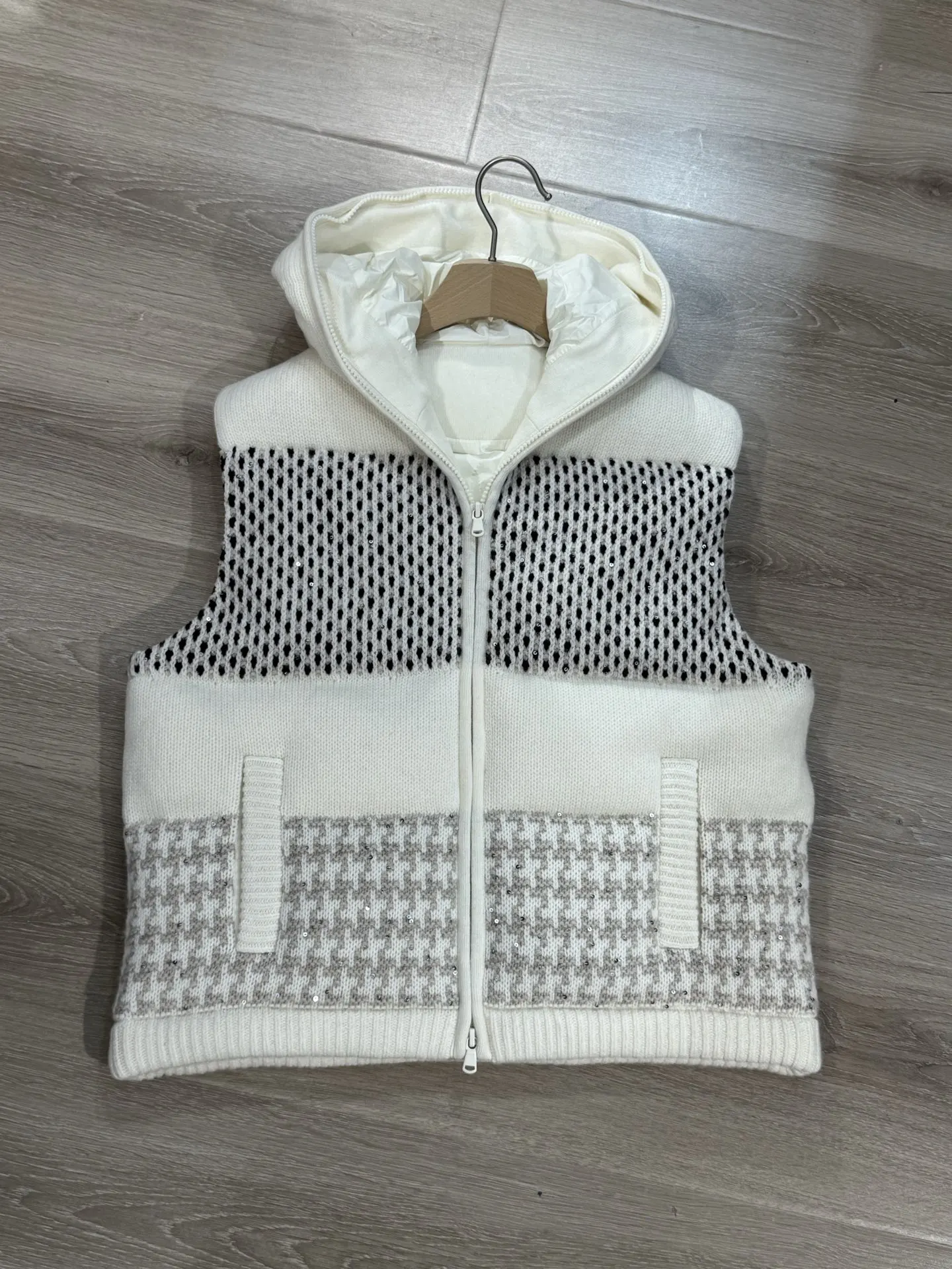 Novo outono e inverno de alta qualidade lantejoulas embelezado colete com capuz puro cashmere malha ganso para baixo jaqueta cor correspondência