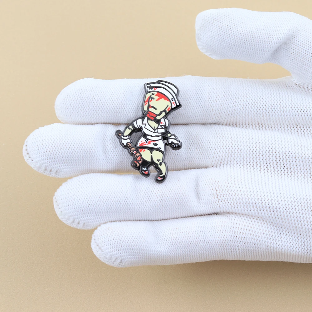 Halloween Blutige Krankenschwester Emaille-Anstecker Horror-Spiel-Charakter Inspiriertes Metall-Abzeichen Klassisches Retro-Gaming-Zubehör Geschenk für Gamer-Fans – Detail 6