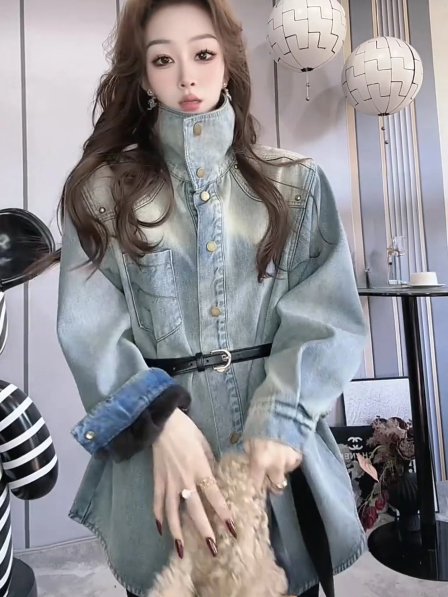 Retro American Rivet Fleece Lined Denim Jacket Women's Loose Fit Stand Collar Shirt Long Sleeve Zipper Closure Winter Fashion