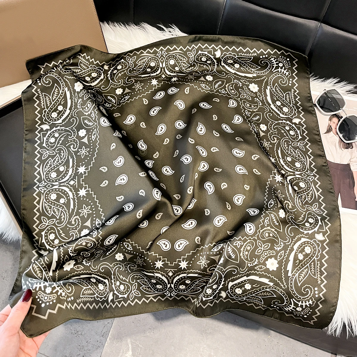 Vintage-Kettenmuster Satin-Quadratschal, Weicher Leichtgewichtiger Damen-Modeaccessoire für Haar und Hals, Eleganter Haarschal – Detail 1