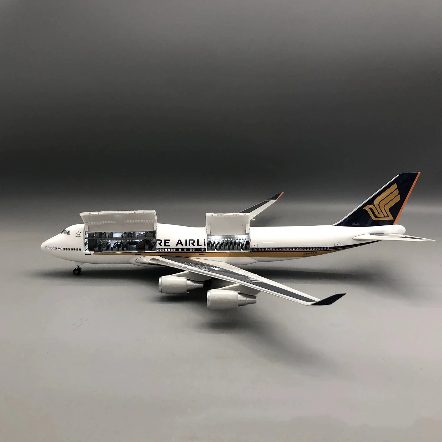 Singapore Airline B747 Airways  Opened Cabin Door Scale 47cm Airplane Diecast Resin Collectible Miniatures Plane Model Gifts
